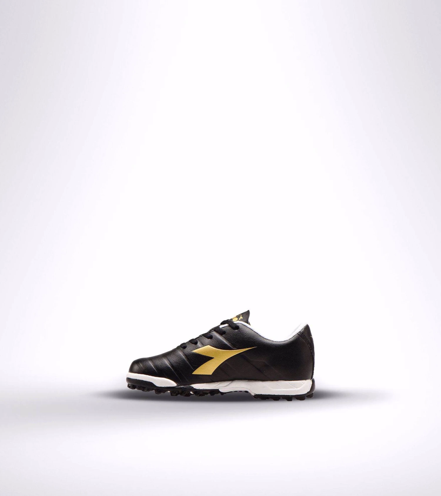 SCARPA DA CALCIO JUNIOR DIADORA PICHICHI 3 TF NERA CON LOGO DORATO 3 SCARPA DA CALCIO JUNIOR DIADORA PICHICHI 3 TF NERA CON LOGO DORATO - immagine 3