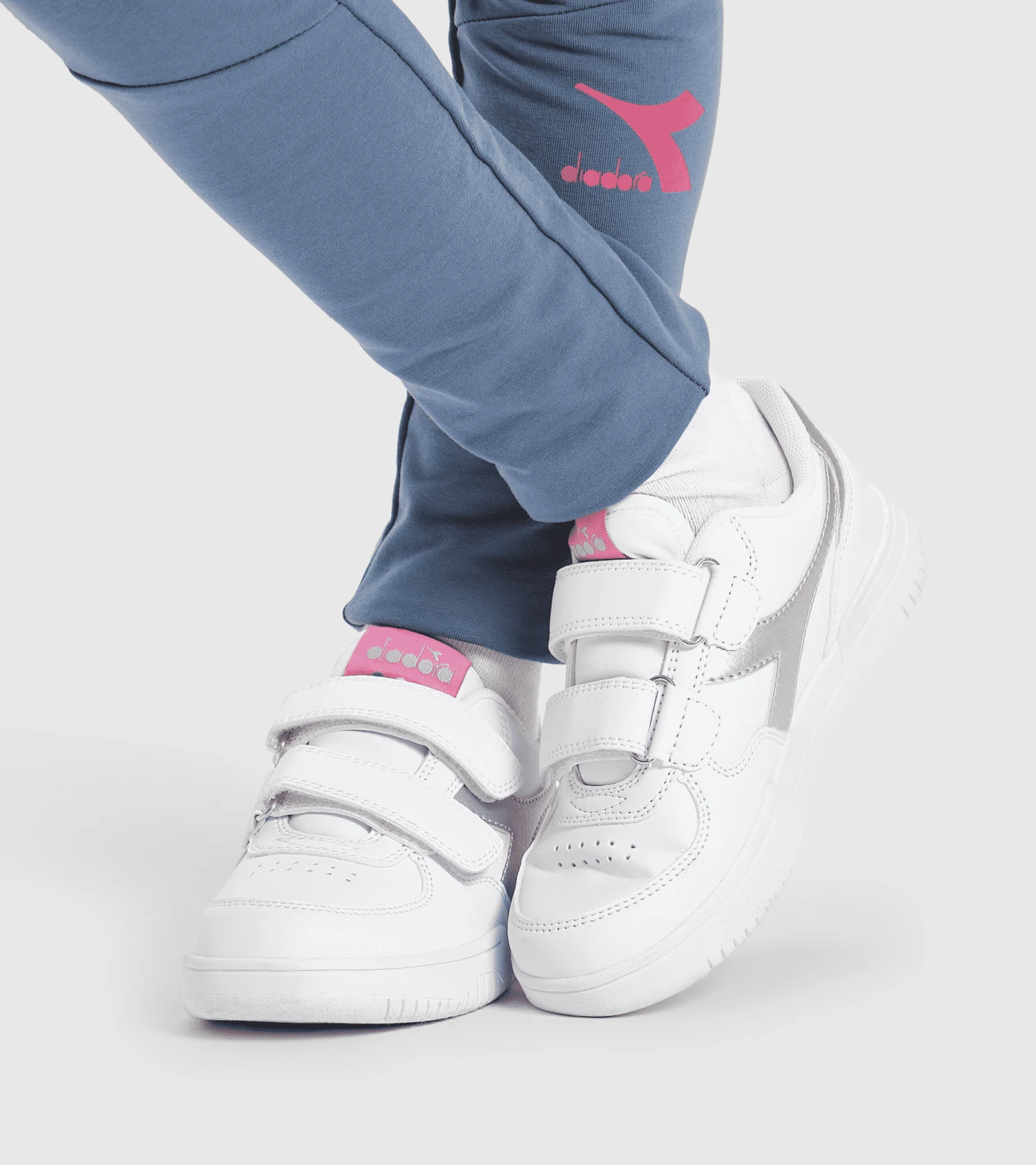 SCARPA DIADORA JUNIOR RAPTOR LOW PS BIANCA/ARGENTO 101.177721 C6103 2 SCARPA DIADORA JUNIOR RAPTOR LOW PS BIANCA/ARGENTO 101.177721 C6103 - immagine 2