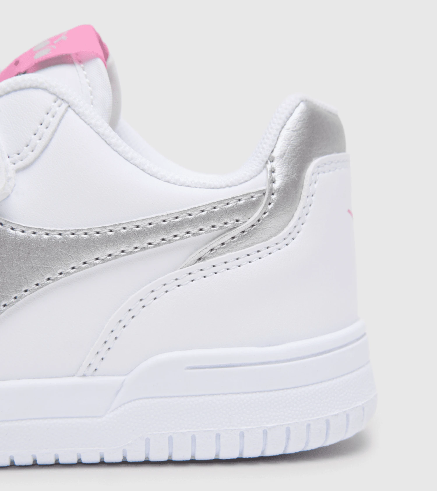 SCARPA DIADORA JUNIOR RAPTOR LOW PS BIANCA/ARGENTO 101.177721 C6103 5 SCARPA DIADORA JUNIOR RAPTOR LOW PS BIANCA/ARGENTO 101.177721 C6103 - immagine 5