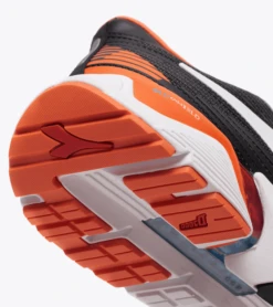 SCARPA DIADORA DA DONNA VIGORE W 101.178045 C9818 NERA - ARANCIO -Corriviva Negozio 0055746 scarpa diadora da donna vigore w 101178045 c9818 nera arancio